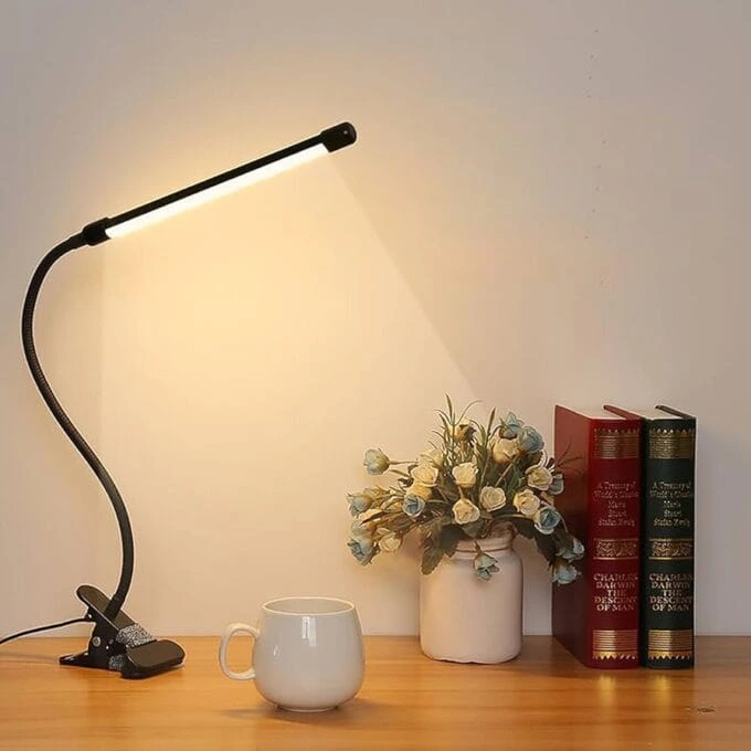 Ergonomia para Braços e Cotovelos: Evite Dores e Melhore o Controle 7 luminaria escritorio 1